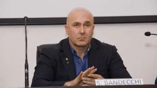 "Un uomo normale guarda il cu... di una donna e ci prova". Ed è bufera sul sindaco Bandecchi