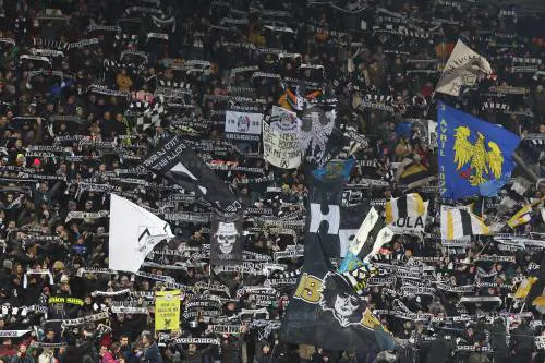 Cori razzisti, il pugno duro del giudice sportivo: cosa succede ora all'Udinese