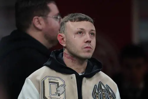 Le telefonate poi la denuncia: cosa c'è dietro la querela di Lazza contro un fan