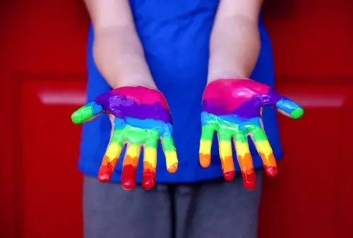 "Eliminare maschio e femmina": l'ultima follia gender nelle scuole