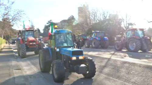 La rivolta arriva in Italia: i trattori si ribellano alle follie green dell’Ue