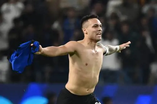 Lautaro oggi affianca Luisito. È il romantico record della 10