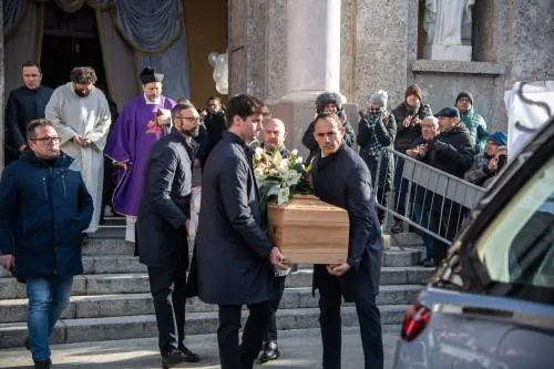 Giovanna, dolore e rabbia al funerale. "Sospetti e giudizi sommari? Macigni"