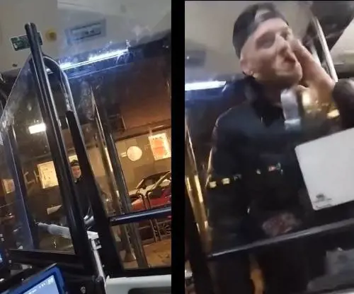 "Ti mangio le budella". Pugni e testate contro il vetro: paura sul bus a Torino
