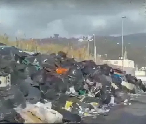 La discarica a cielo aperto formatasi al confine fra Massa e Carrara