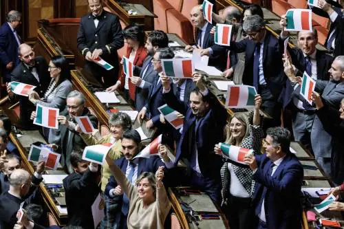 Il primo sì all'autonomia. È sfida sull'inno d'Italia