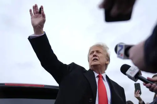 La stangata anti-Trump? Un assist verso il voto. E Biden vira sui migranti