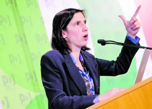 "La patriota divide l’Italia". Schlein vuol dare lezioni a Meloni