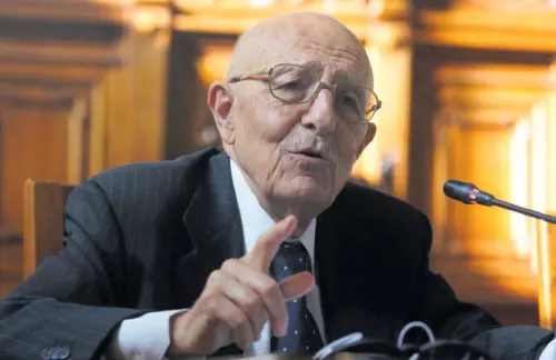 I giudici scrivevano persino la Finanziaria