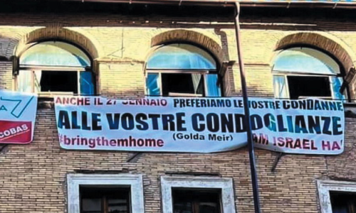 I manifesti esposti sulla facciata di un edificio nel quartiere ebraico di Roma.