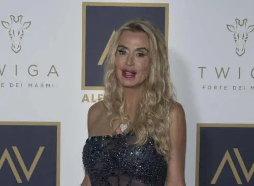 Valeria Marini aggredita sulle scale di casa: "Scossa, ma sto bene"