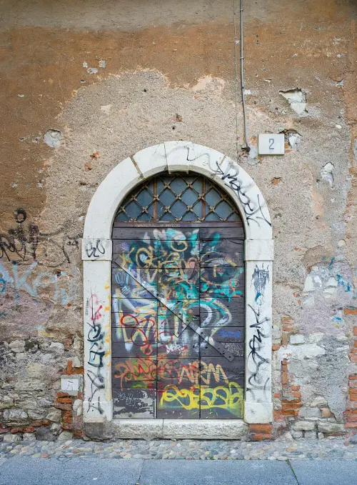 Lotta ai tag, gli scarabocchi sui muri che degradano le città