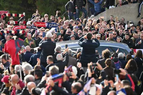 L'ultimo saluto a Gigi Riva: le immagini dei funerali solenni della leggenda del Cagliari e del calcio italiano