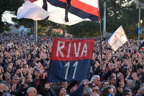 Funerali di Riva, folla e lacrime. Cannavaro porta la bara. Da Buffon a Zola: chi c'era