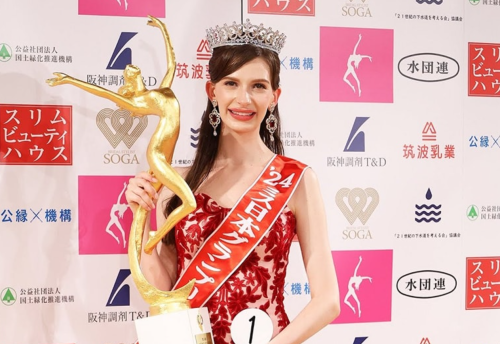 "Relazione con un uomo sposato". Miss Giappone (nata in Ucraina) rinuncia al titolo