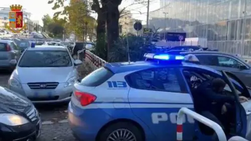 Blitz a mano armata, gli ostaggi e la rapina: paura in banca a Roma