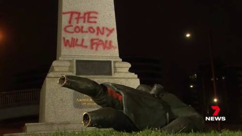 "Colonialista". Cancel culture sul capitano Cook: abbattuta la sua statua a Melbourne