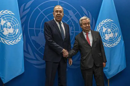 "Mani insanguinate": bufera sulla la stretta di mano Guterres-Lavrov all'Onu