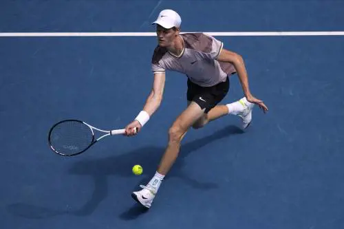 Sinner fa la storia, primo italiano in finale agli Australian Open. Battuto Djokovic in 4 set