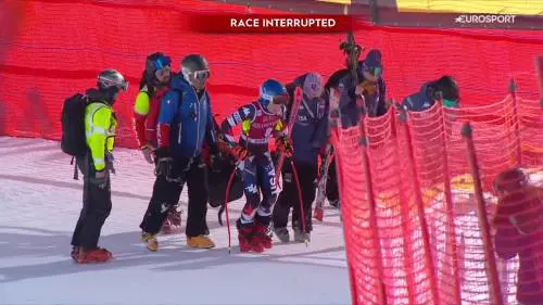Cade e finisce ad alta velocità nelle reti: paura per Mikaela Shiffrin a Cortina