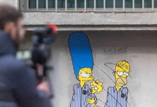La scritta choc con cui è stato vandalizzato il murale dei Simpson al Memoriale della Shoah di Milano