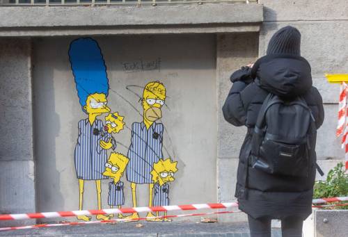 Le immagini dell'atto vandalico al murale del Memoriale della Shoah di Milano