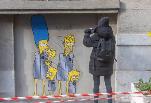 “W Hitler”. Dallo sfregio al murale del ricordo all’assalto in fiera: dilaga l’odio alla vigilia del 27 gennaio