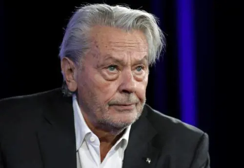 Alain Delon, choc nella sua abitazione: sequestrate 72 armi da fuoco