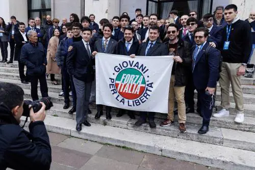 Dai fondatori ai baby nel segno del Cav. E per la prima volta parla dal palco Letta