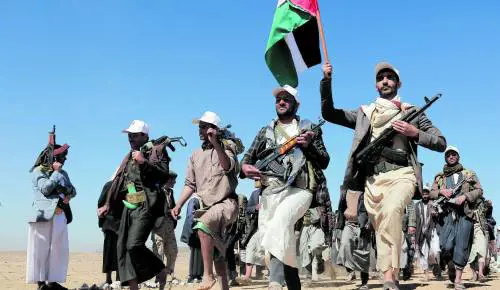 Nuovi attacchi degli Houthi: quattro navi nel mirino. Gli Usa: "Colpita petroliera cinese"