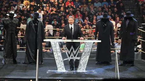 "Le ha defecato in testa". Il "re" del wrestling si dimette: la denuncia choc