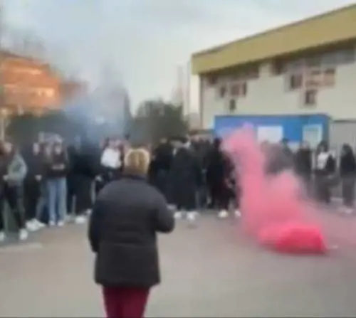 Spari contro il corteo di studenti: la follia di madre e figlio