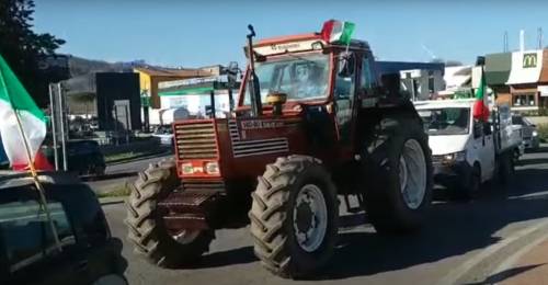 Caos sull'A1, trattori bloccano il casello di Orte: la protesta contro le politiche Ue