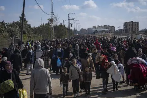 "Abbasso Hamas". I palestinesi in fuga da Khan Younis mollano i terroristi