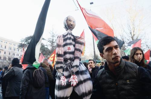 Da Roma a Milano, i pro-Palestina violano i divieti. L'orrore sul manichino di Netanyahu