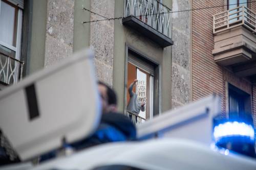 "Gaza libera da Hamas". Ma i manifestanti pro Palestina lo ricoprono di insulti e minacce