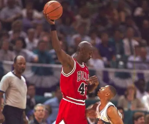 Muggsy, il piccolo gigante che sfidò Michael Jordan