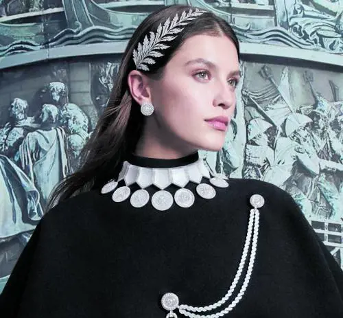 Il destino dell'alta moda è stupire l'impossibile