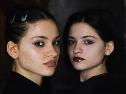 Le gemelle vendute neonate si ritrovano grazie a TikTok