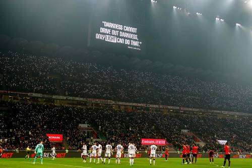 70mila luci a San Siro contro il razzismo. Ma il Milan resta al buio nella folle notte dei rigori