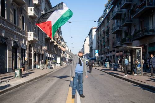 Corteo pro Palestina non autorizzato in via Padova, a Milano. Foto: Claudio Furlan/Lapresse.