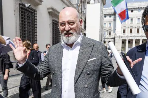 Bonaccini ai saluti in Emilia, si riapre la sfida con Schlein: "Si è imposto per l'erede"