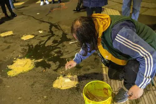 Attivisti posano pietre d'inciampo con i nomi dei bambini morti a Gaza