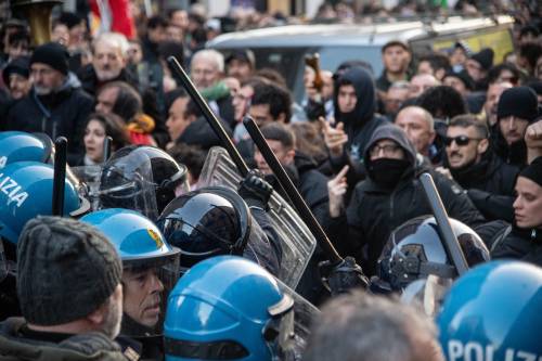 Scontri tra agenti e manifestanti pro-Palestina a Milano
