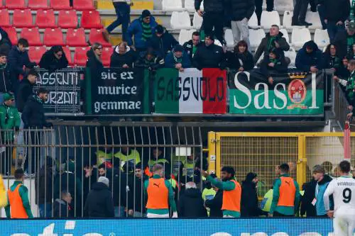 Tifoso cade dagli spalti, partita si ferma: cosa è successo a Monza
