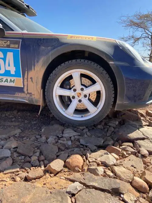 Porsche 911 Dakar e Pirelli Scorpion da record, guarda tutte le foto