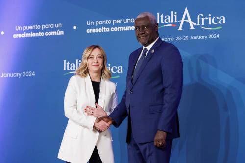 Vertice Italia-Africa, Meloni lancia il piano Mattei: "Garantire il diritto a non emigrare”