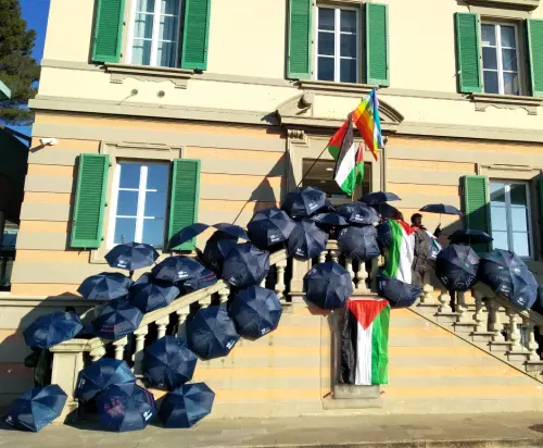 La protesta davanti al Meyer