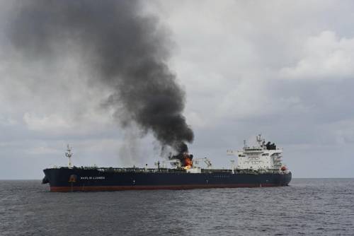 Mar Rosso, raffica di attacchi Houthi: due morti su un mercantile greco