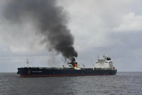Mar Rosso, raffica di attacchi Houthi: due morti su un mercantile greco